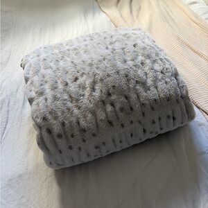 LOLA Rainy Day Blanket. Size Large